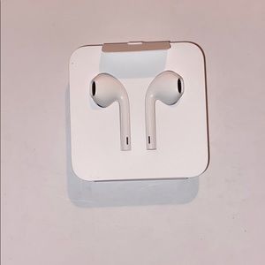 BRAND NEW Apple EarPods with Lightning Connector